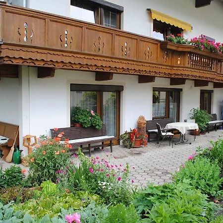 Haus Holaus Helga 公寓