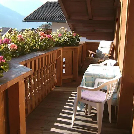 Haus Holaus Helga アパート *