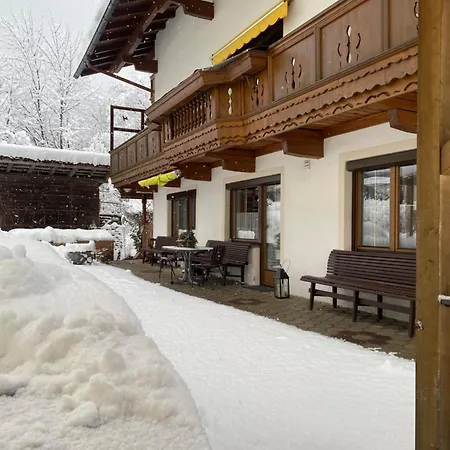 Haus Holaus Helga アパート